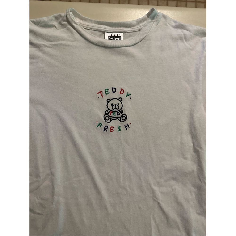 Teddy Fresh Colorful Embroidered Logo White T-Shirt Adult Men’s Size Small